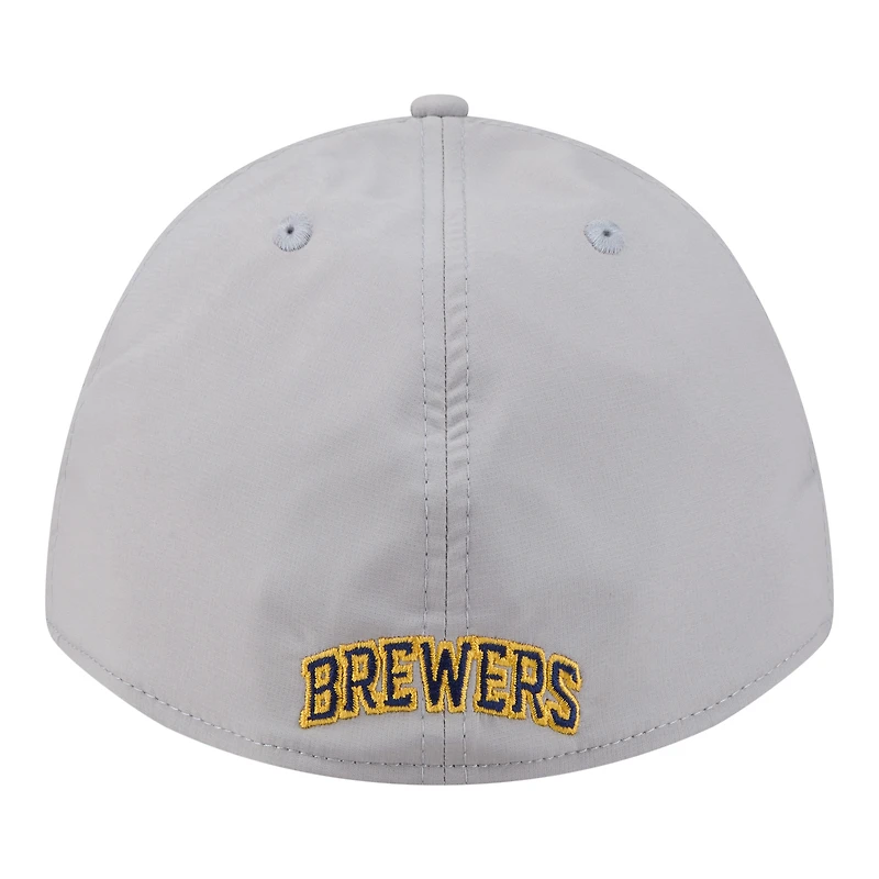Casquette New Era grise pour homme avec écusson des Milwaukee Brewers, modèle 39THIRTY, monture A, couronne perforée et flexible.