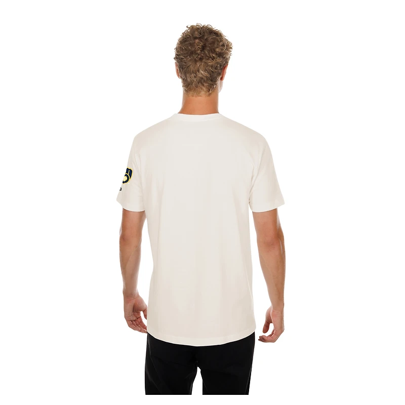 T-shirt de golf New Era Natural Milwaukee Brewers pour homme, mascotte