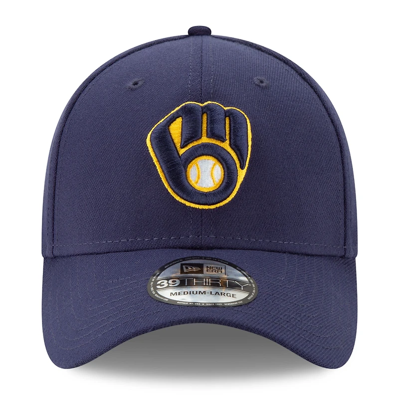 Casquette New Era 39THIRTY Flex bleu marine pour homme, écusson latéral des Milwaukee Brewers, édition 2025 de la MLB