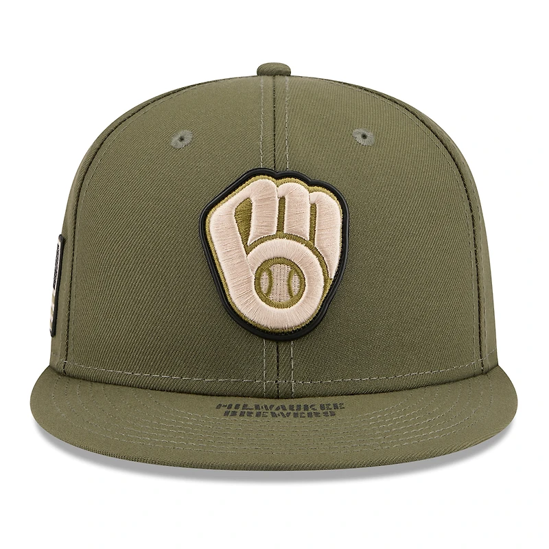 Casquette ajustée New Era Olive Milwaukee Brewers 2026 Journée des forces armées 59FIFTY pour homme