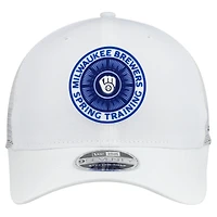 Casquette trucker ajustable New Era blanche Milwaukee Brewers 2026 Spring Training Fan Pack 9SEVENTY pour homme