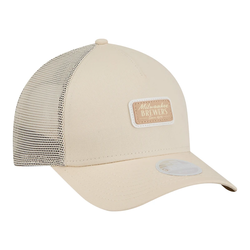 Casquette trucker ajustable New Era pour femme, beige clair, Milwaukee Brewers, écusson ton sur ton 9FORTY M-Crown A-Frame, modèle 9FORTY M-Crown, modèle Milwaukee Brewers.