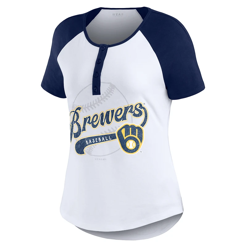 WEAR by Erin Andrews T-shirt ajusté Henley Raglan des Milwaukee Brewers, blanc/bleu marine, pour femmes