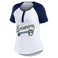 WEAR by Erin Andrews T-shirt ajusté Henley Raglan des Milwaukee Brewers, blanc/bleu marine, pour femmes