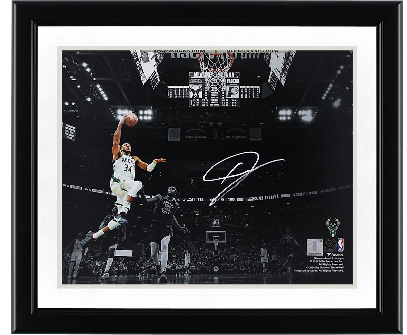 Photographie autographiée de Giannis Antetokounmpo lors du match Dunk contre Indiana Pacers contre Milwaukee Bucks 11" x 14"