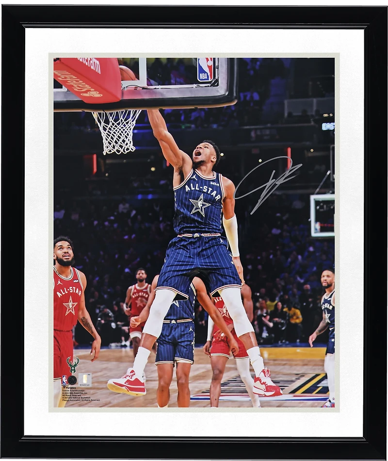 Photo dédicacée de Giannis Antetokounmpo (Milwaukee Bucks) lors du match des étoiles NBA 2024 (40,6 x 50,8 cm), prise lors du match des étoiles. Format : 40,6 x 50,8 cm.