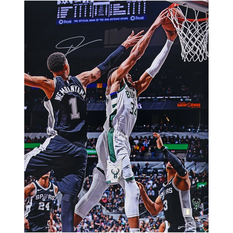 Photo dédicacée de Giannis Antetokounmpo (Milwaukee Bucks) - Dunk contre les San Antonio Spurs (40,6 x 50,8 cm)