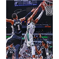 Photo dédicacée de Giannis Antetokounmpo (Milwaukee Bucks) - Dunk contre les San Antonio Spurs (40,6 x 50,8 cm)