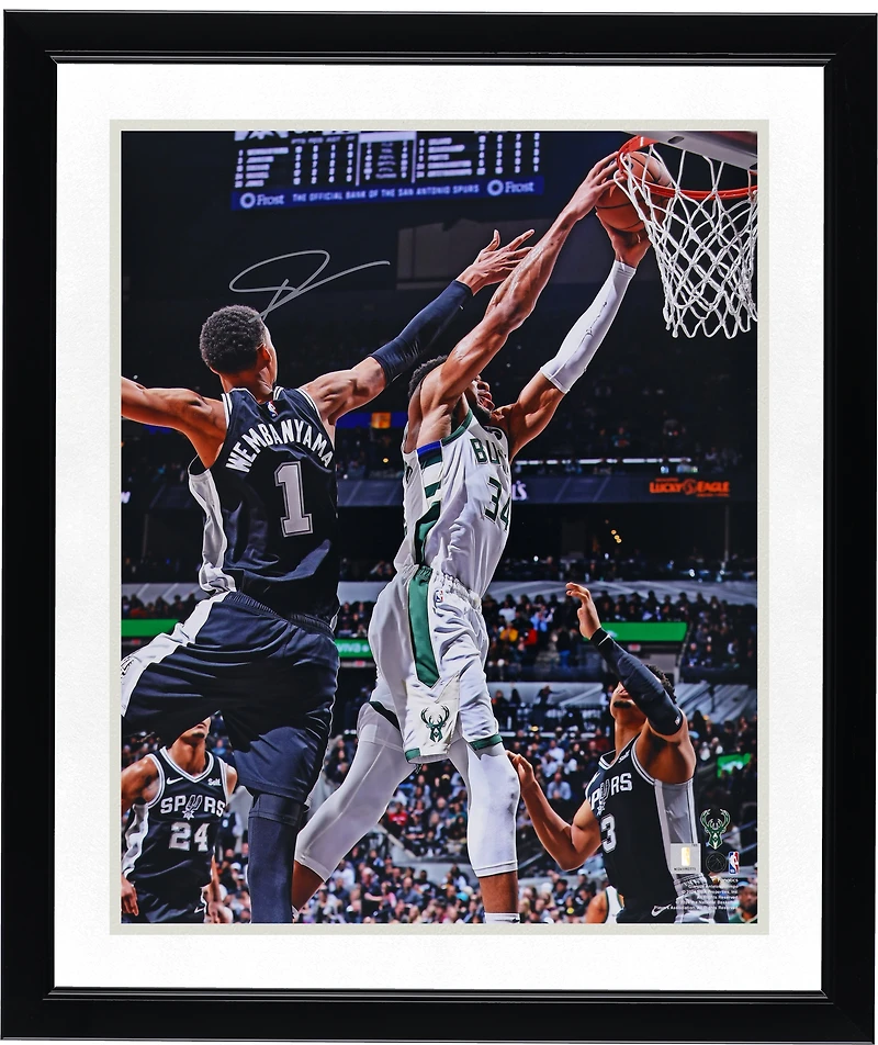 Photo dédicacée de Giannis Antetokounmpo (Milwaukee Bucks) - Dunk contre les San Antonio Spurs (40,6 x 50,8 cm)