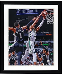 Photo dédicacée de Giannis Antetokounmpo (Milwaukee Bucks) - Dunk contre les San Antonio Spurs (40,6 x 50,8 cm)