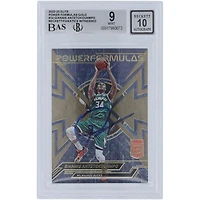 Giannis Antetokounmpo Milwaukee Bucks Autographié 2022-23 Panini Donruss Elite Power Formulas Or #14 #5/10 Beckett Fanatics Witnessed Authentifié 9/10 Carte