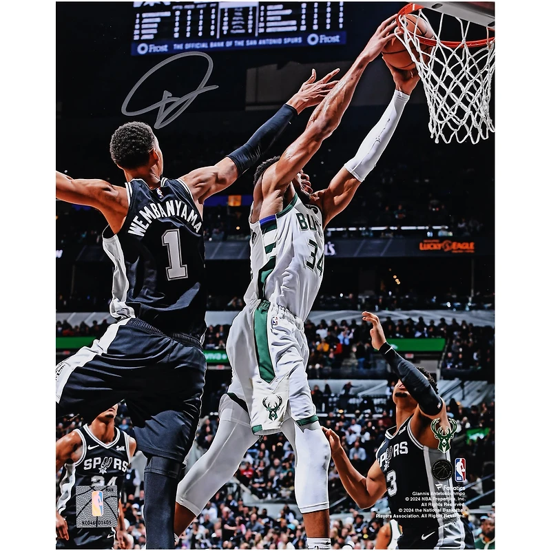 Photographie autographiée de Giannis Antetokounmpo de Milwaukee Bucks 8" x 10" du Dunk contre les San Antonio Spurs