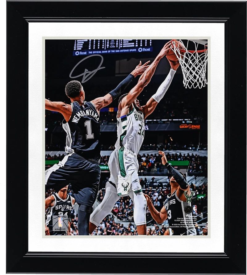 Photographie autographiée de Giannis Antetokounmpo de Milwaukee Bucks 8" x 10" du Dunk contre les San Antonio Spurs