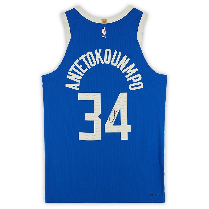 Maillot Nike authentique dédicacé par Giannis Antetokounmpo des Milwaukee Bucks 2024-25 Blue City Edition