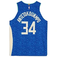Maillot authentique dédicacé par Giannis Antetokounmpo Milwaukee Bucks Royal Nike City Edition 2023-24