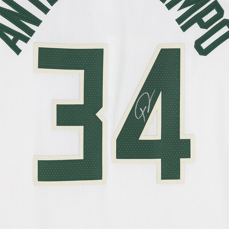 Maillot authentique blanc dédicacé par Giannis Antetokounmpo Milwaukee Bucks Nike Association Edition