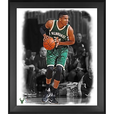 Photo encadrée de Giannis Antetokounmpo (Milwaukee Bucks) en pleine action (51 x 61 cm)