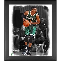 Photo encadrée de Giannis Antetokounmpo (Milwaukee Bucks) en pleine action (51 x 61 cm)