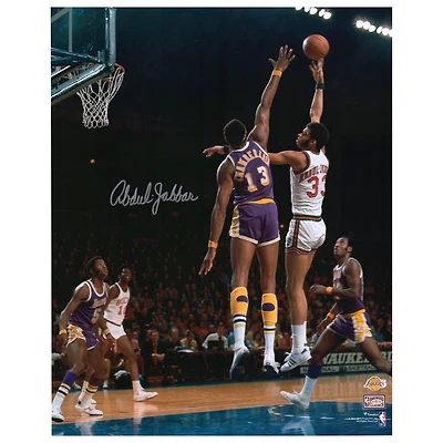 Kareem Abdul-Jabbar, Milwaukee Bucks, photographie autographiée de Sky Hook 16" x 20" contre Los Angeles Lakers
