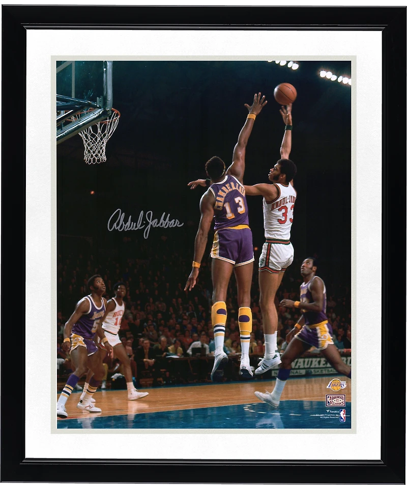 Photo Sky Hook 16" x 20" autographiée de Kareem Abdul-Jabbar (Milwaukee Bucks) contre les Los Angeles Lakers