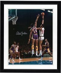 Photo Sky Hook 16" x 20" autographiée de Kareem Abdul-Jabbar (Milwaukee Bucks) contre les Los Angeles Lakers