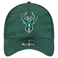 Men's New Era  Hunter Green Milwaukee Bucks Subtle Camo 39THIRTY Flex Hat
