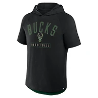 T-shirt à capuche raglan noir Fanatics pour homme, légende de la passe des Milwaukee Bucks