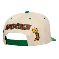 Casquette Snapback définie Milwaukee Bucks 2x NBA Champions Soul Legacy Defined crème/vert Mitchell & Ness pour hommes