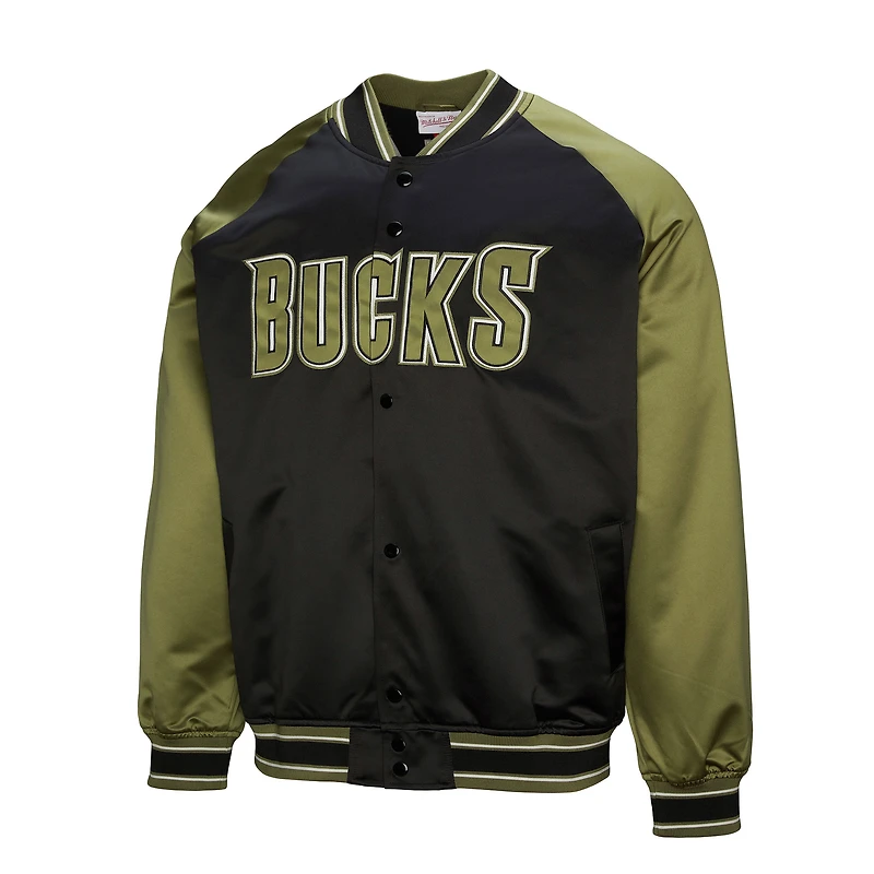 Veste Mitchell & Ness pour homme, coloris olive/noir, Milwaukee Bucks, style raglan satiné, fermeture à boutons-pression.