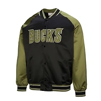 Veste Mitchell & Ness pour homme, coloris olive/noir, Milwaukee Bucks, style raglan satiné, fermeture à boutons-pression.