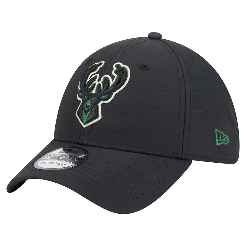 Casquette New Era noire Milwaukee Bucks Night 39THIRTY Flex pour homme