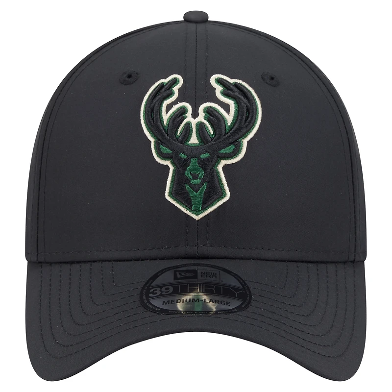 Casquette New Era noire Milwaukee Bucks Night 39THIRTY Flex pour homme