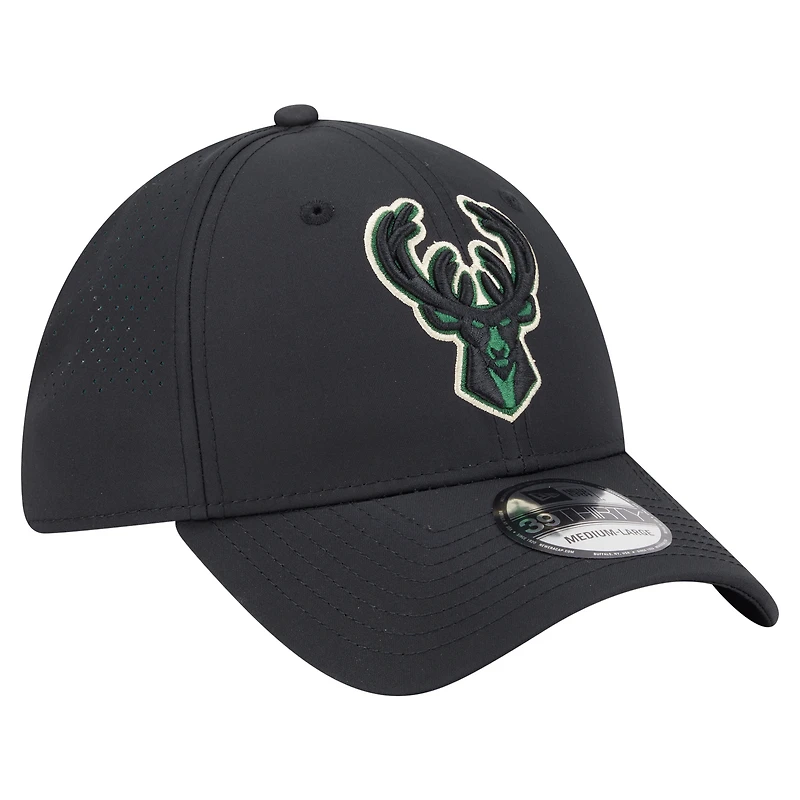 Casquette New Era noire Milwaukee Bucks Night 39THIRTY Flex pour homme