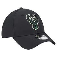 Casquette New Era noire Milwaukee Bucks Night 39THIRTY Flex pour homme