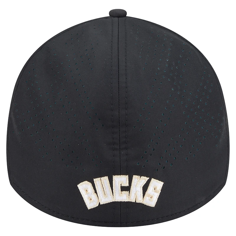 Casquette New Era noire Milwaukee Bucks Night 39THIRTY Flex pour homme