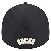 Casquette New Era noire Milwaukee Bucks Night 39THIRTY Flex pour homme