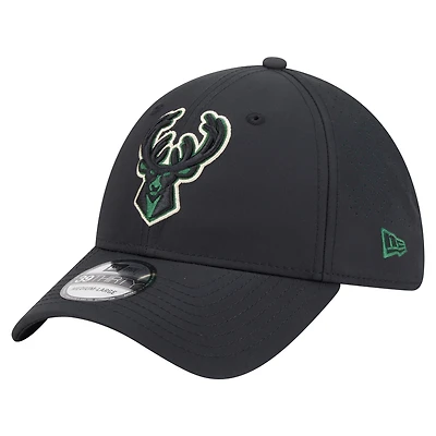 Casquette New Era noire Milwaukee Bucks Night 39THIRTY Flex pour homme