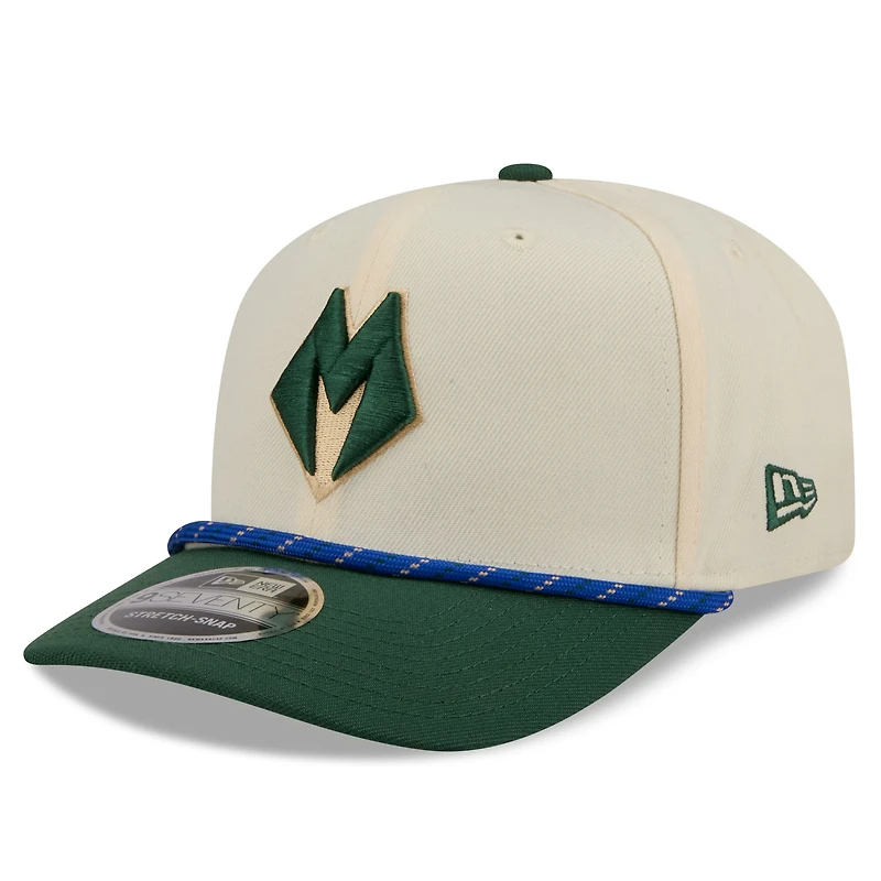 Casquette ajustable New Era crème/vert chasseur Milwaukee Bucks édition City 2025/26 9SEVENTY pour homme