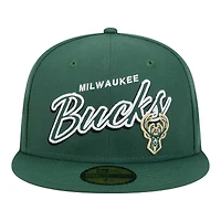 Casquette ajustée 59FIFTY Sport Night Script pour homme de New Era Hunter Green Milwaukee Bucks
