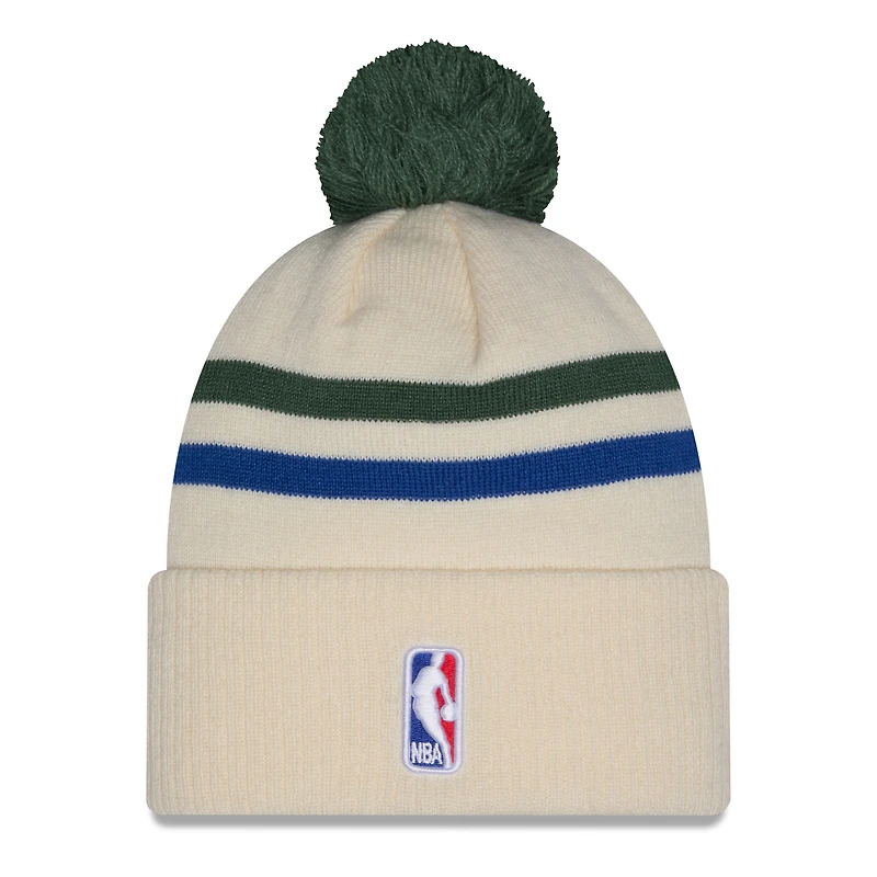 Bonnet à revers New Era pour homme, couleur beige/vert chasseur, Milwaukee Bucks, édition City 2025/26, avec pompon