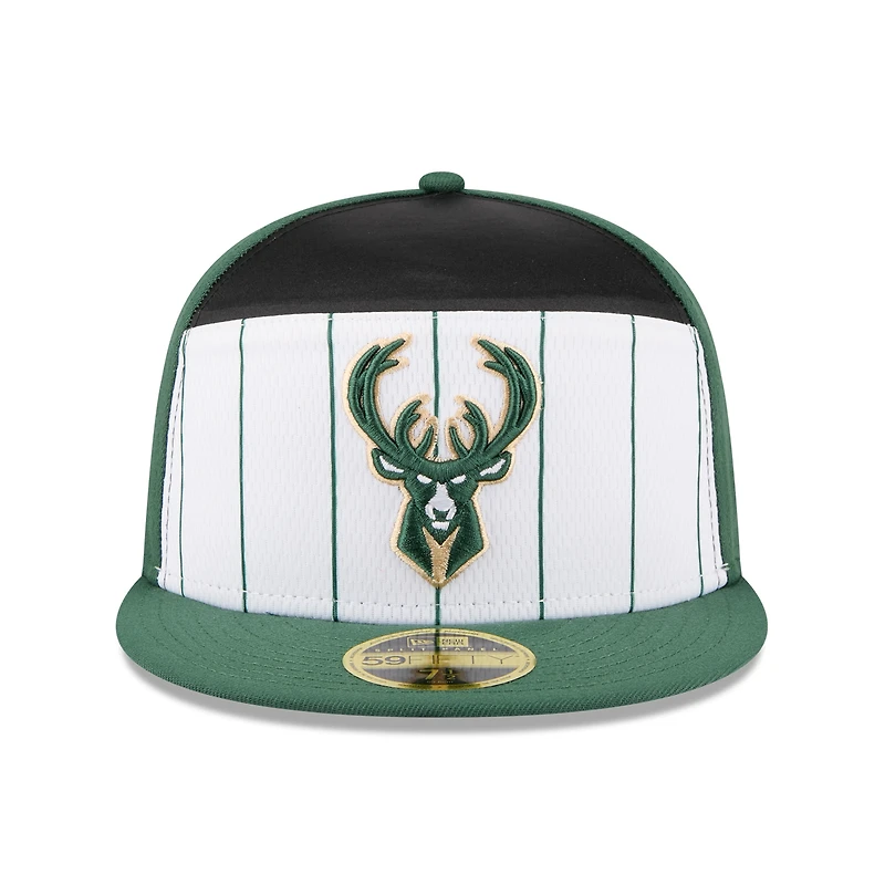 Casquette ajustée New Era 59FIFTY blanche/vert chasseur pour homme, Milwaukee Bucks, NBA 2025 Tip Off Split Panel