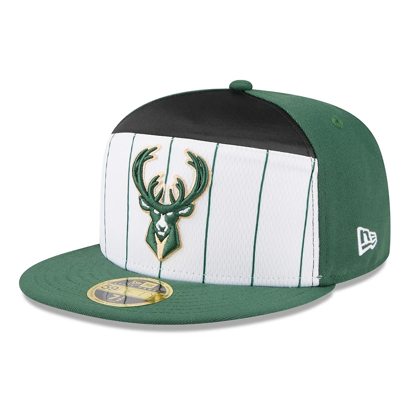 Casquette ajustée New Era 59FIFTY blanche/vert chasseur pour homme, Milwaukee Bucks, NBA 2025 Tip Off Split Panel