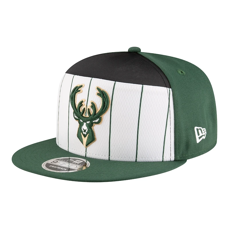 Casquette snapback New Era 9FIFTY pour homme, blanche et vert chasseur, Milwaukee Bucks, collection NBA 2025 Tip Off.