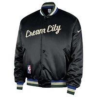Veste bomber Nike pour homme, noire, Milwaukee Bucks, édition City 2025/26, Remix Courtside, fermeture à boutons-pression.