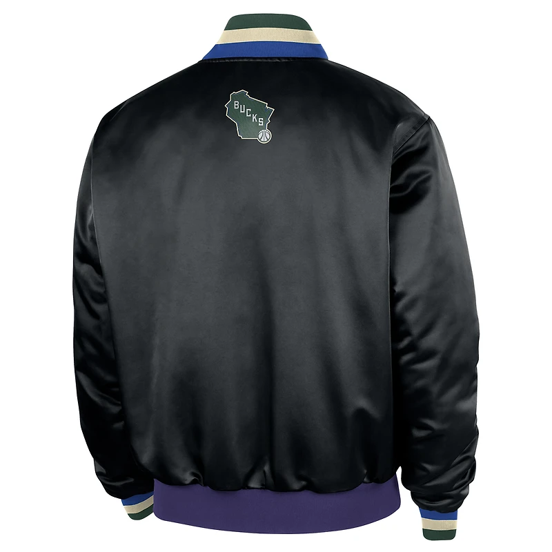 Veste bomber Nike pour homme, noire, Milwaukee Bucks, édition City 2025/26, Remix Courtside, fermeture à boutons-pression.