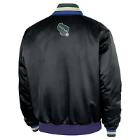 Veste bomber Nike pour homme, noire, Milwaukee Bucks, édition City 2025/26, Remix Courtside, fermeture à boutons-pression.