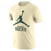 T-shirt Nike Cream Milwaukee Bucks Essential Jumpman pour homme