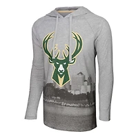 T-shirt à capuche manches longues Stadium Essentials gris chiné Milwaukee Bucks Atrium Raglan pour hommes