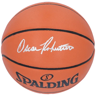 Ballon de basket Spalding autographié par Oscar Robertson des Milwaukee Bucks