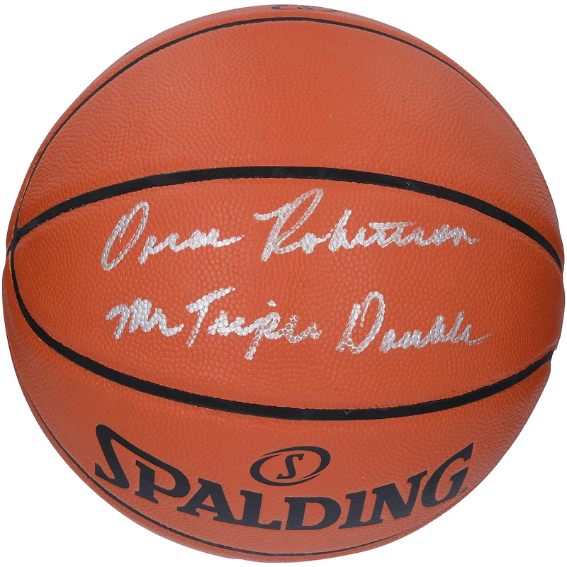 Ballon de basket Spalding intérieur/extérieur autographié par Oscar Robertson des Milwaukee Bucks avec inscription « Mr. Triple Double »